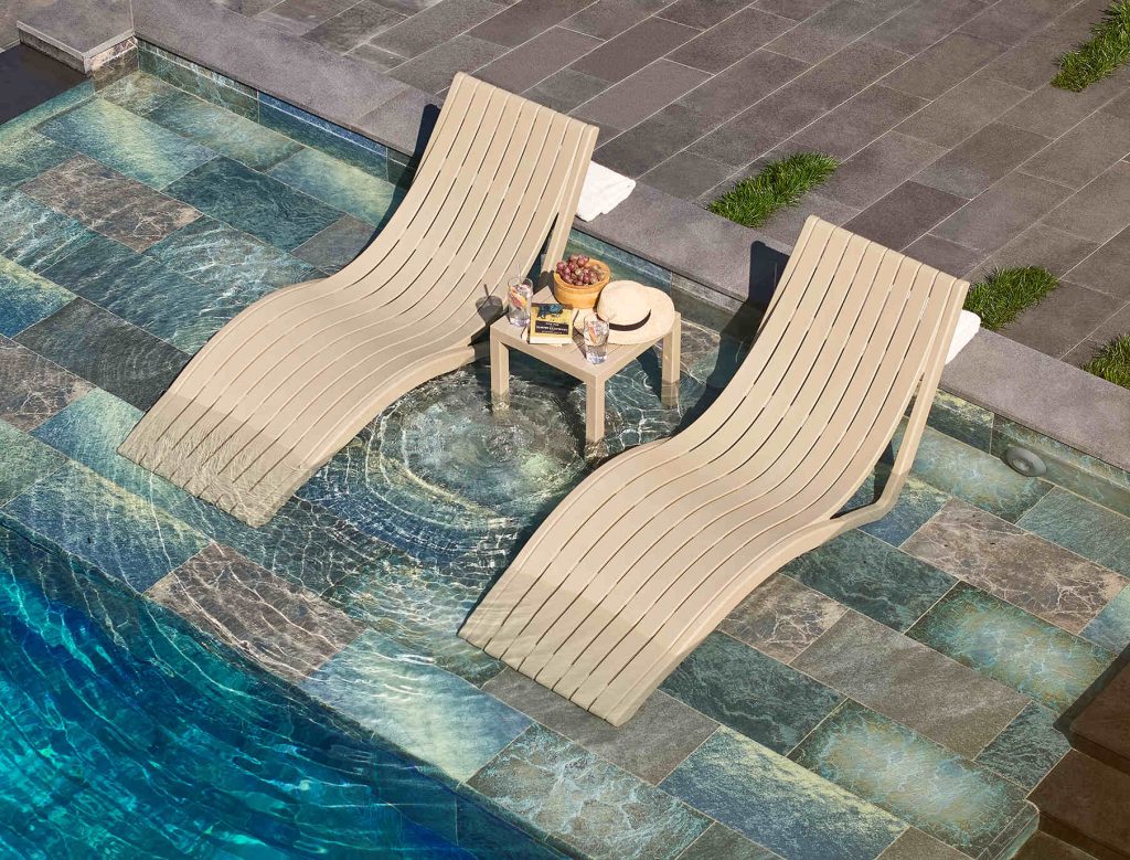 ležaljke za terasu s bazenom